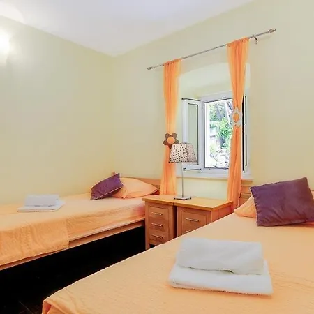 Sleeps 10 Pool Air Con Wifi *